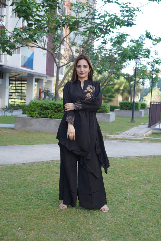 Elegant handwork V-neck tunic with matching trousers.