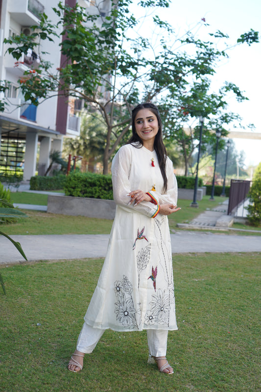 Elegant white kurta set crafted with fine detailing