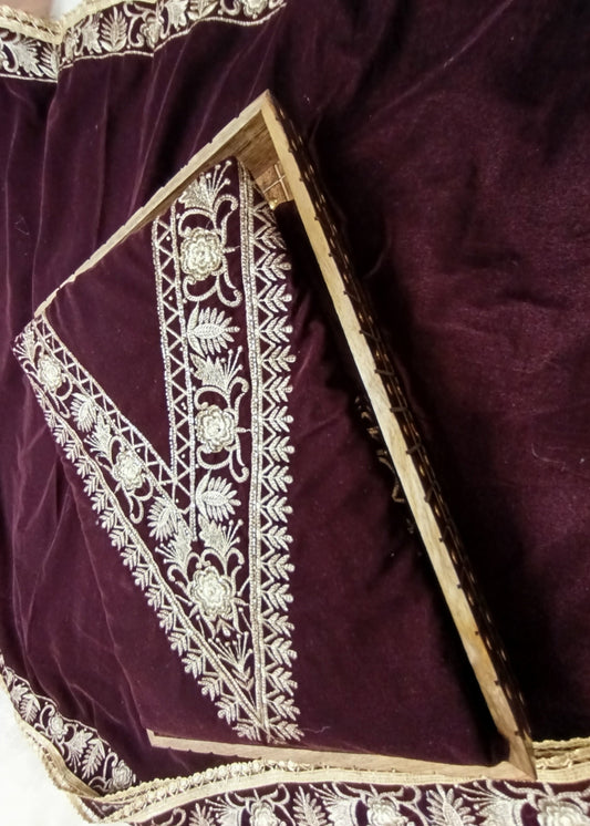 Refined velvet silk suit with rich texture, ideal for creating a timeless and graceful look.