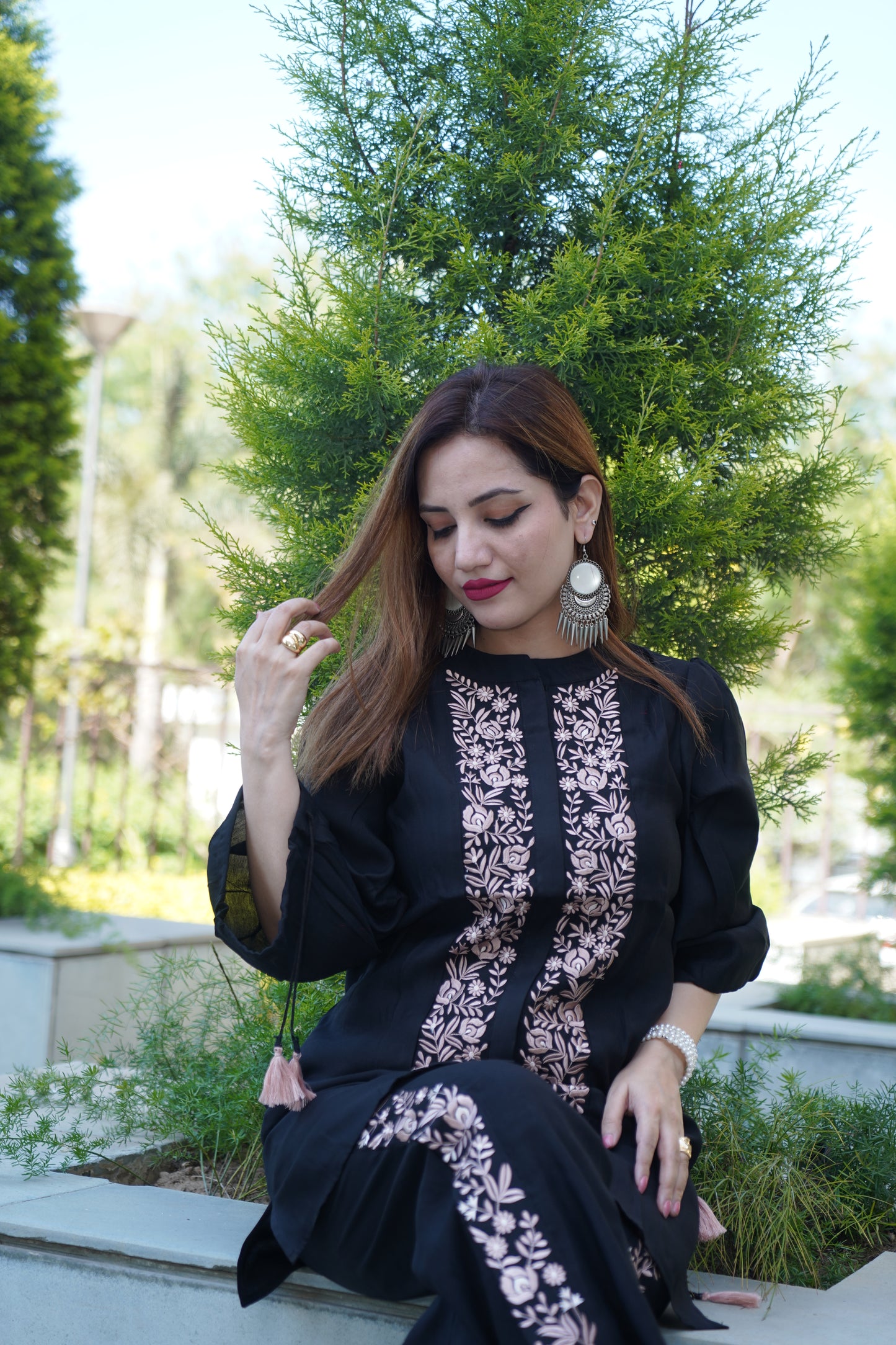 Graceful summary suit with stylish dupatta.